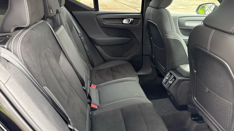 Volvo XC40 2.0 B3P Ultra Dark 5dr Auto Petrol Estate - Image 6