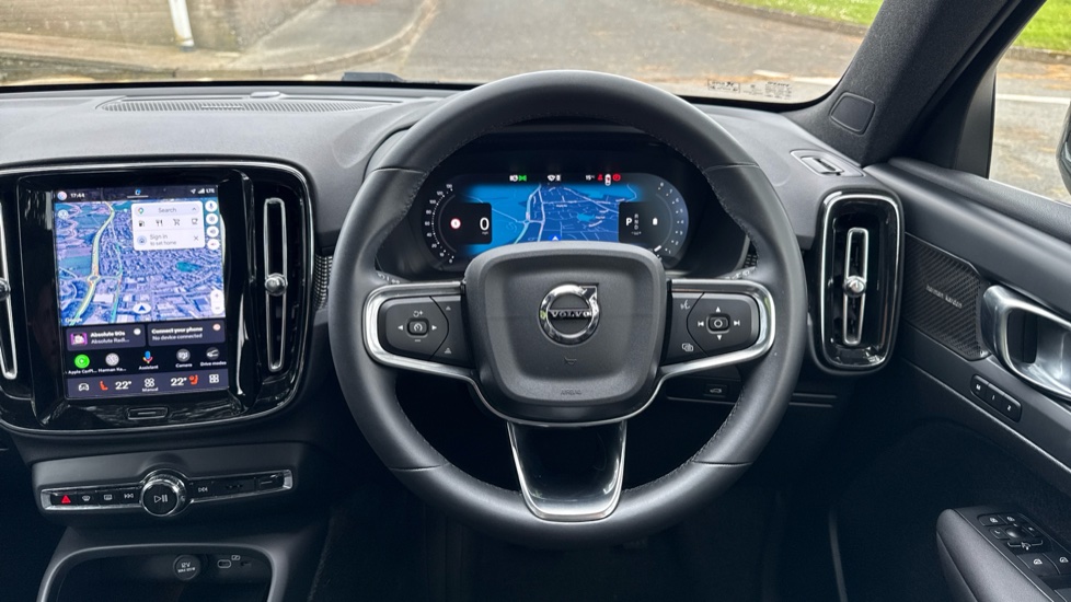 Volvo XC40 2.0 B3P Ultra Dark 5dr Auto Petrol Estate - Image 10