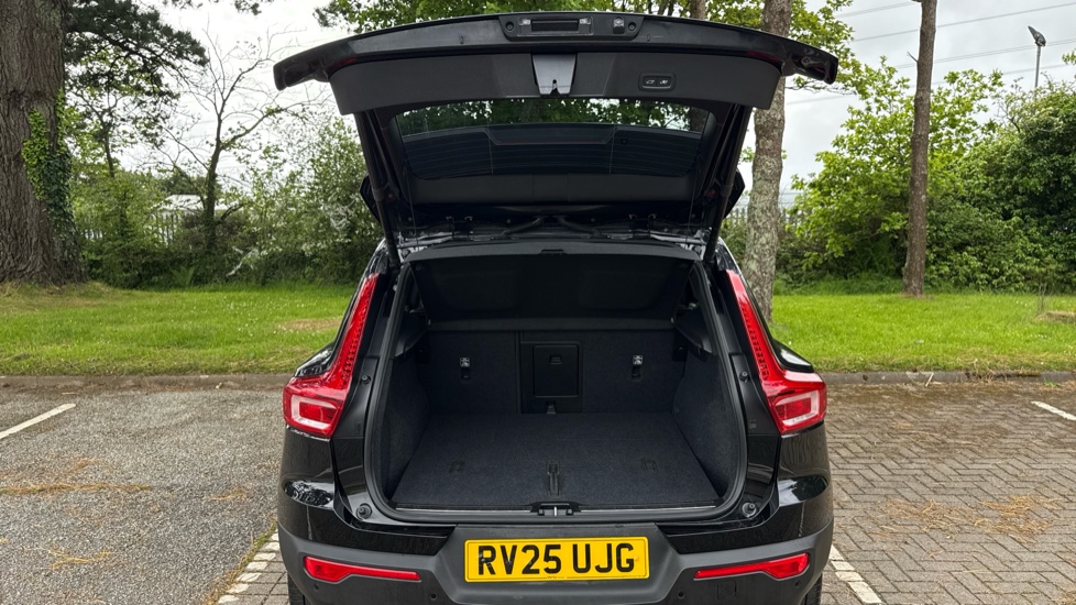 Volvo XC40 2.0 B3P Ultra Dark 5dr Auto Petrol Estate - Image 13