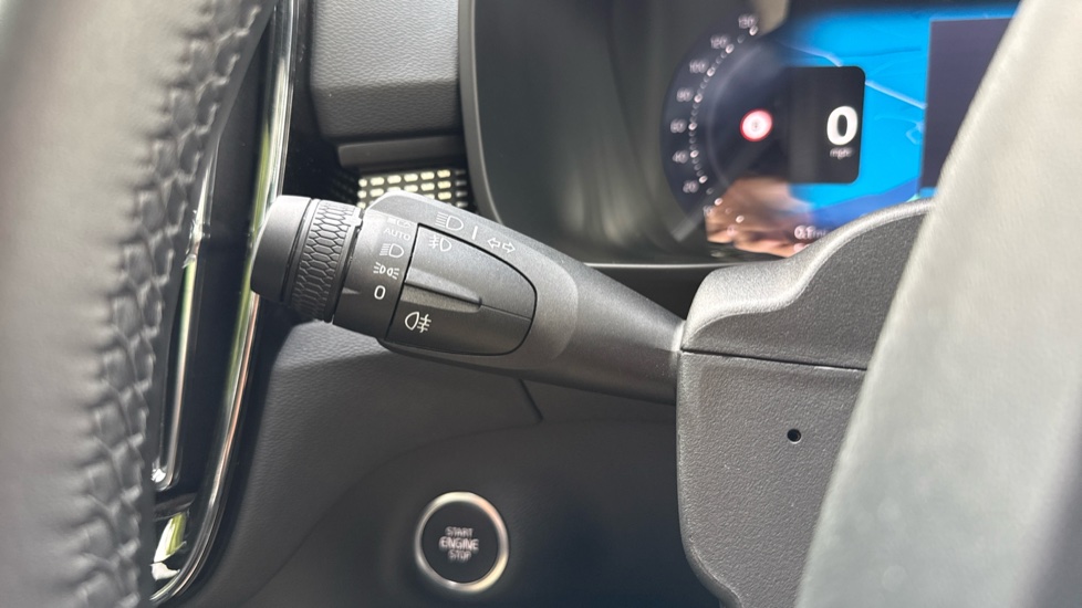 Volvo XC40 2.0 B3P Ultra Dark 5dr Auto Petrol Estate - Image 19