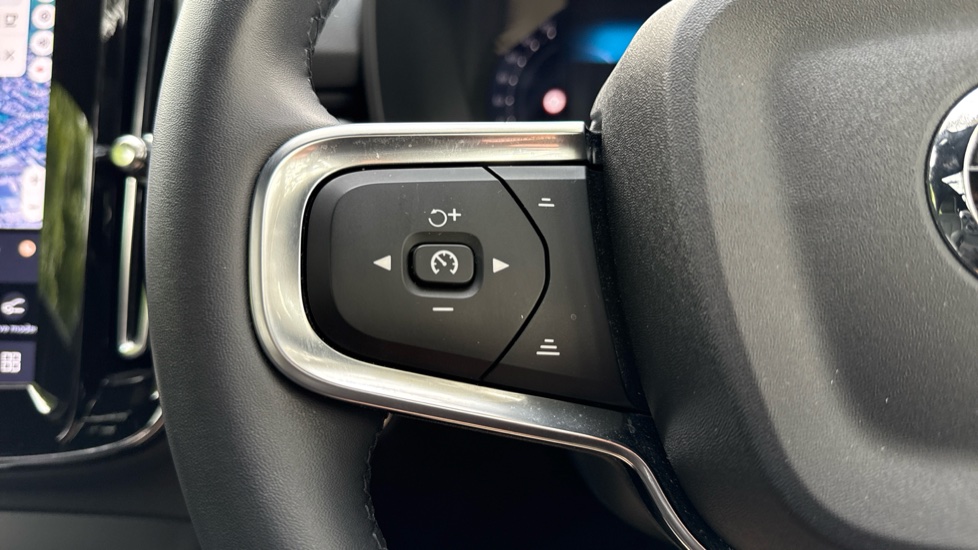 Volvo XC40 2.0 B3P Ultra Dark 5dr Auto Petrol Estate - Image 20