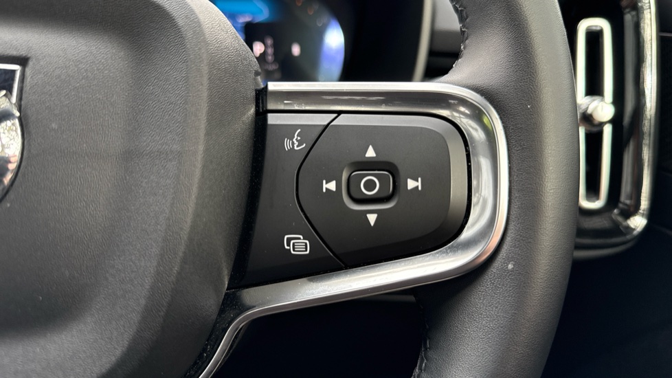 Volvo XC40 2.0 B3P Ultra Dark 5dr Auto Petrol Estate - Image 21
