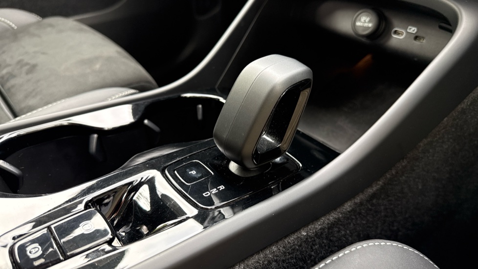 Volvo XC40 2.0 B3P Ultra Dark 5dr Auto Petrol Estate - Image 25