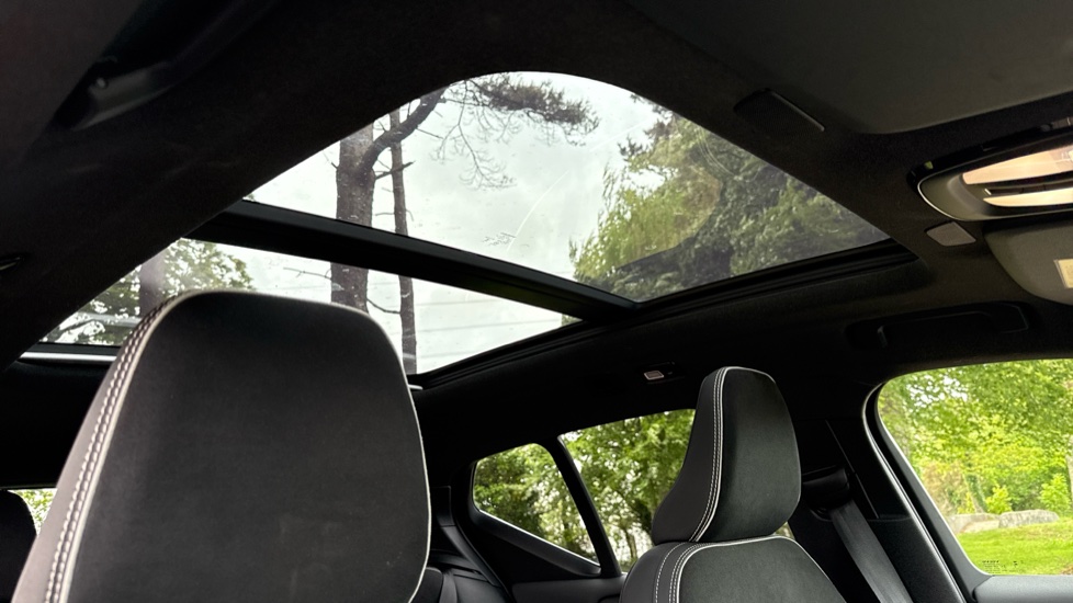 Volvo XC40 2.0 B3P Ultra Dark 5dr Auto Petrol Estate - Image 30