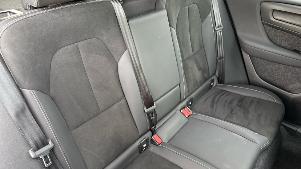 Volvo XC40 2.0 B3P Ultra Dark 5dr Auto Petrol Estate - Image 32