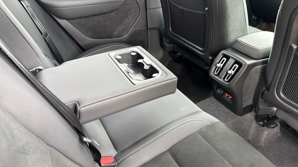 Volvo XC40 2.0 B3P Ultra Dark 5dr Auto Petrol Estate - Image 33