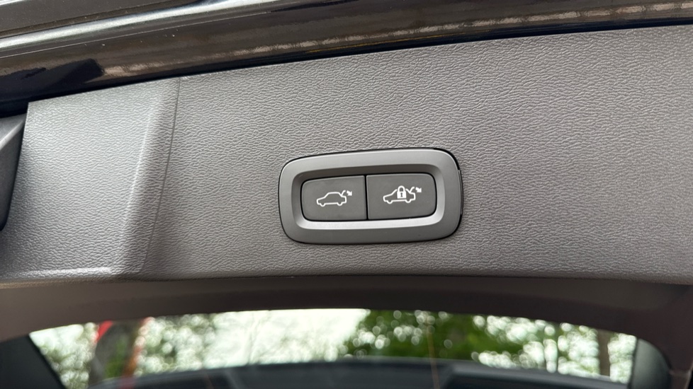 Volvo XC40 2.0 B3P Ultra Dark 5dr Auto Petrol Estate - Image 34