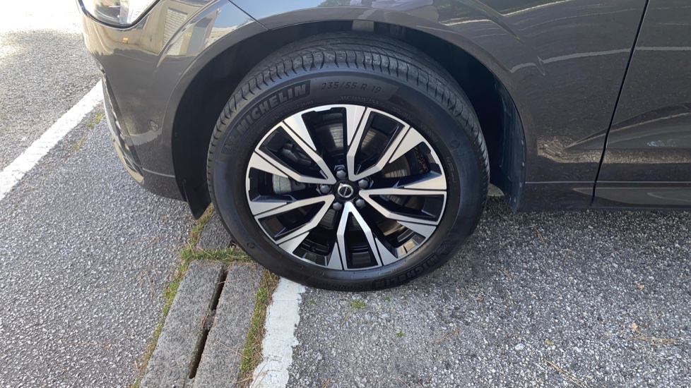 Volvo XC60 2.0 B5P Plus Dark 5dr AWD Geartronic Petrol Estate - Image 47