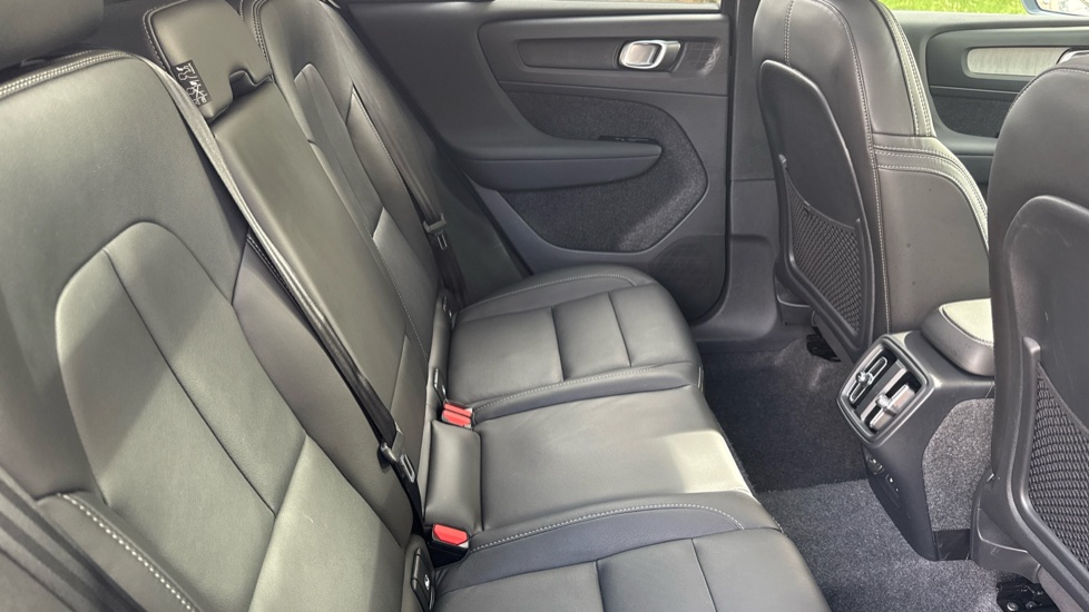 Volvo XC40 2.0 B3P Ultra Dark 5dr Auto Petrol Estate - Image 6