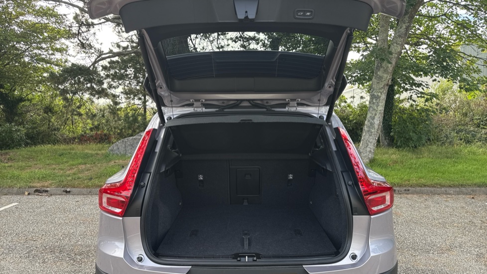 Volvo XC40 2.0 B3P Ultra Dark 5dr Auto Petrol Estate - Image 13