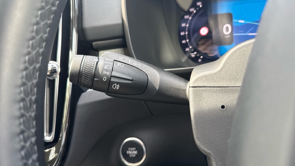 Volvo XC40 2.0 B3P Ultra Dark 5dr Auto Petrol Estate - Image 19
