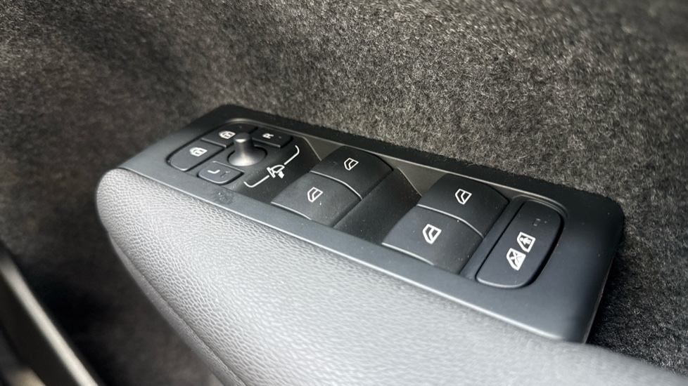 Volvo XC40 2.0 B3P Ultra Dark 5dr Auto Petrol Estate - Image 23