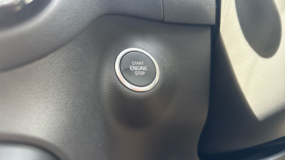 Volvo XC40 2.0 B3P Ultra Dark 5dr Auto Petrol Estate - Image 26