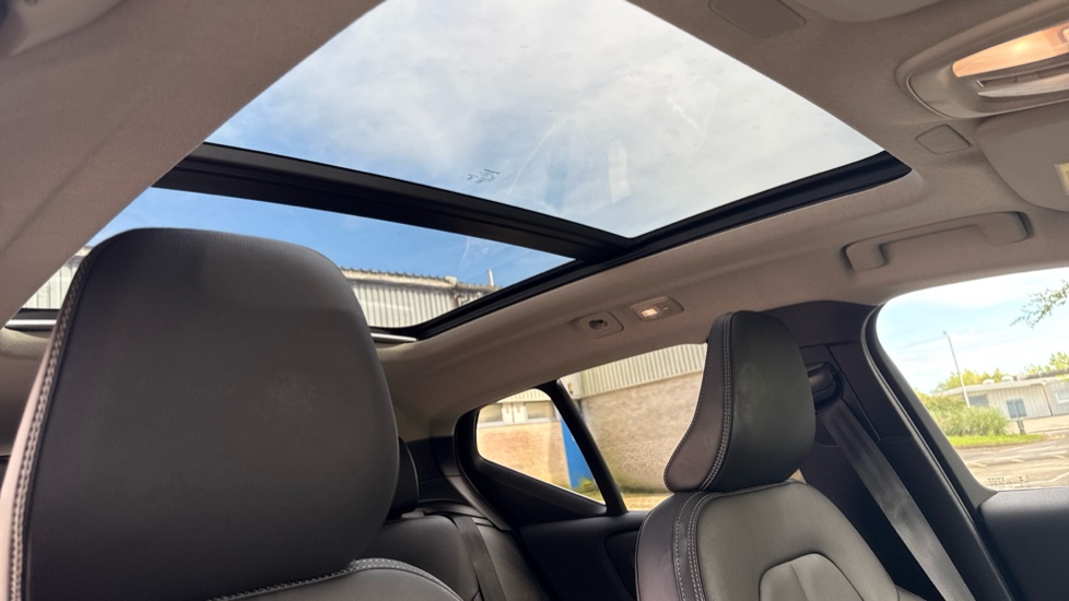 Volvo XC40 2.0 B3P Ultra Dark 5dr Auto Petrol Estate - Image 30