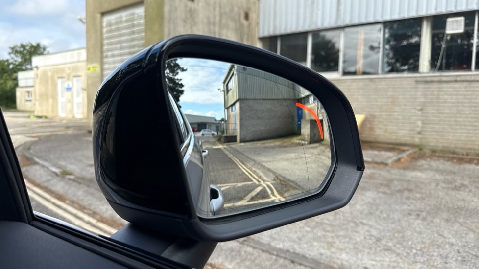 Volvo XC40 2.0 B3P Ultra Dark 5dr Auto Petrol Estate - Image 31