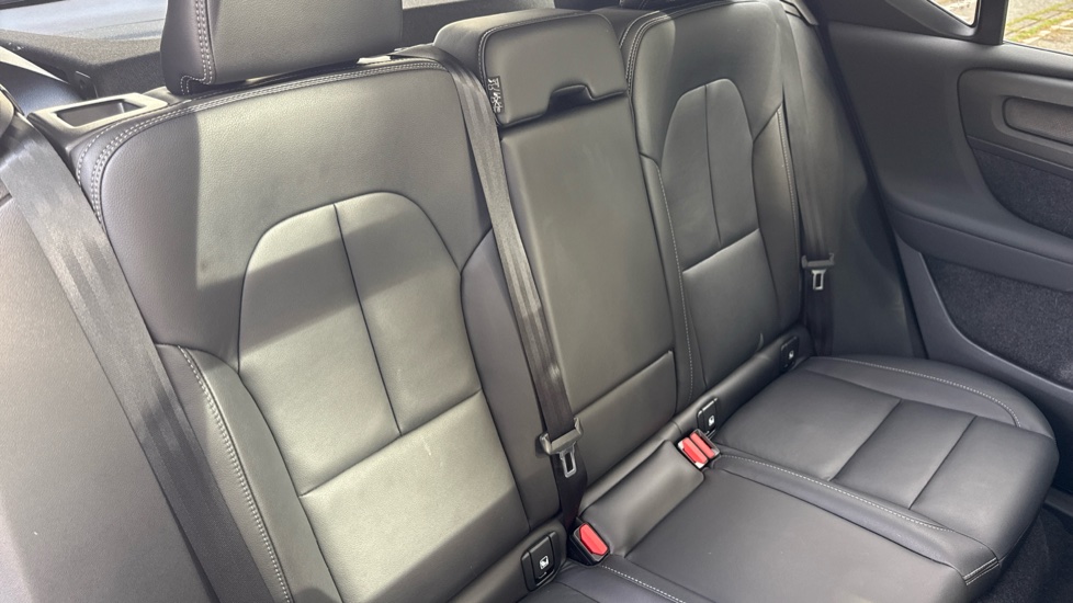 Volvo XC40 2.0 B3P Ultra Dark 5dr Auto Petrol Estate - Image 32