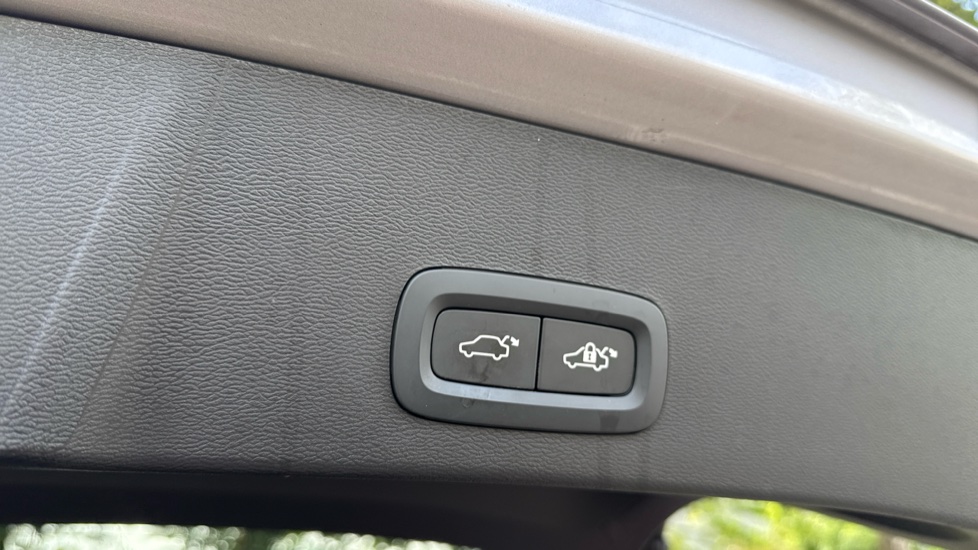Volvo XC40 2.0 B3P Ultra Dark 5dr Auto Petrol Estate - Image 34