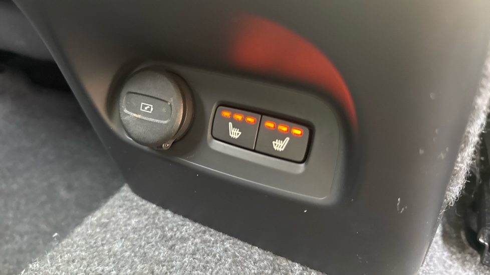 Volvo XC40 2.0 B3P Ultra Dark 5dr Auto Petrol Estate - Image 38
