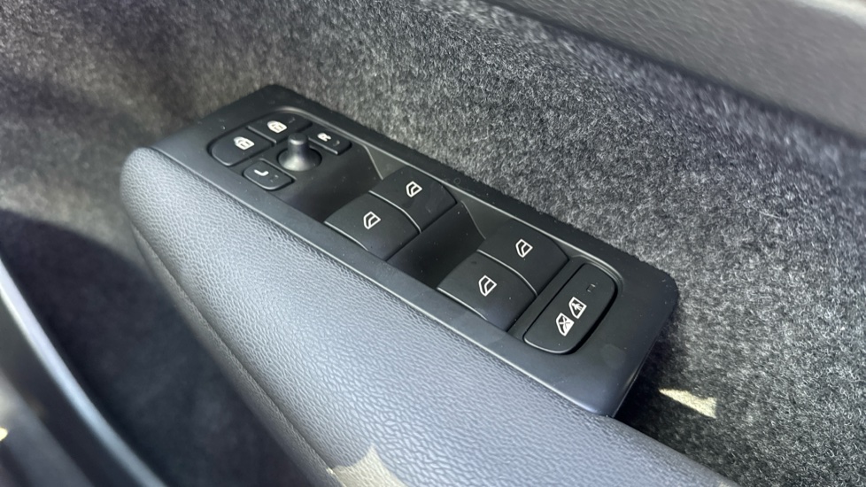 Volvo XC40 1.5 T5 Recharge PHEV Ultimate Dark 5dr Auto Estate - Image 24