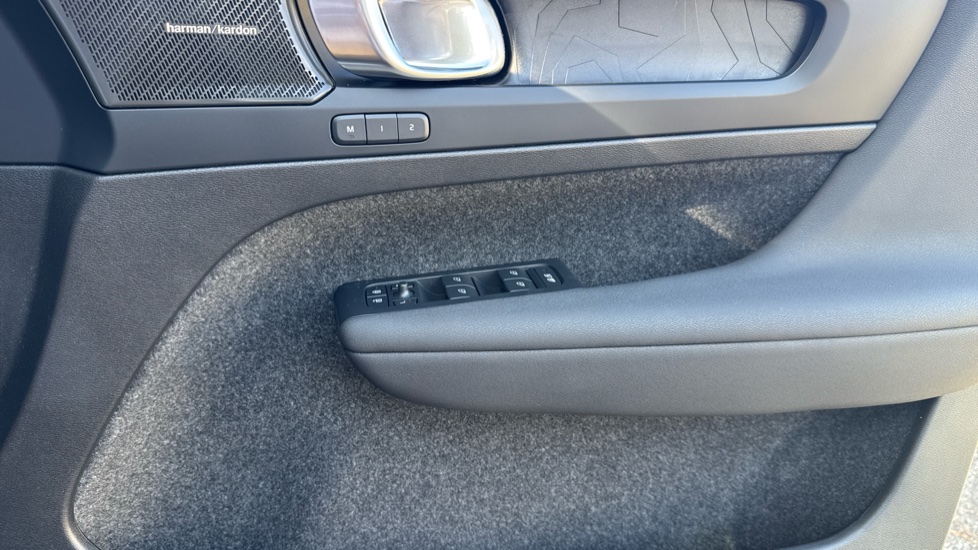 Volvo XC40 1.5 T5 Recharge PHEV Ultimate Dark 5dr Auto Estate - Image 29