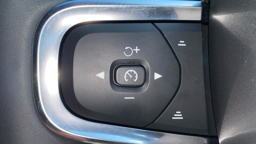 Volvo XC40 2.0 B3P Plus Dark 5dr Auto Petrol Estate - Image 19