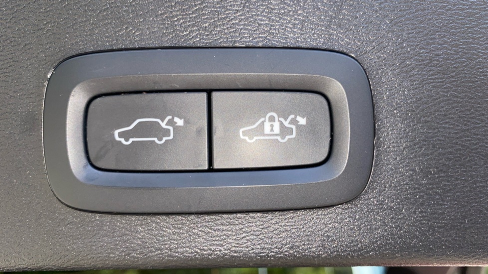 Volvo XC40 2.0 B3P Plus Dark 5dr Auto Petrol Estate - Image 31