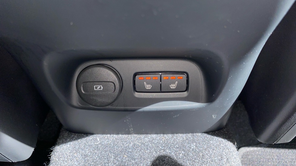 Volvo XC40 2.0 B3P Plus Dark 5dr Auto Petrol Estate - Image 35