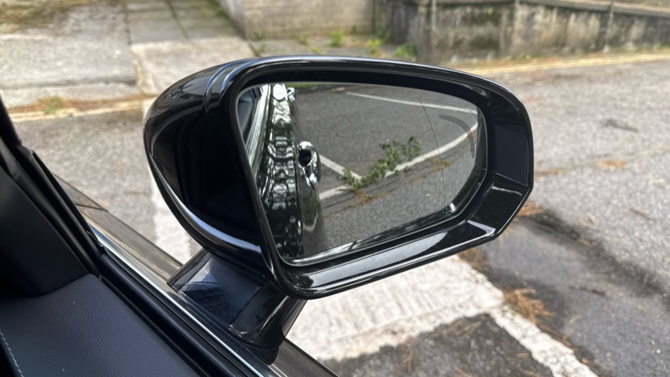 Volvo S90 2.0 T8 Recharge PHEV Inscription 4dr AWD Auto Saloon - Image 31