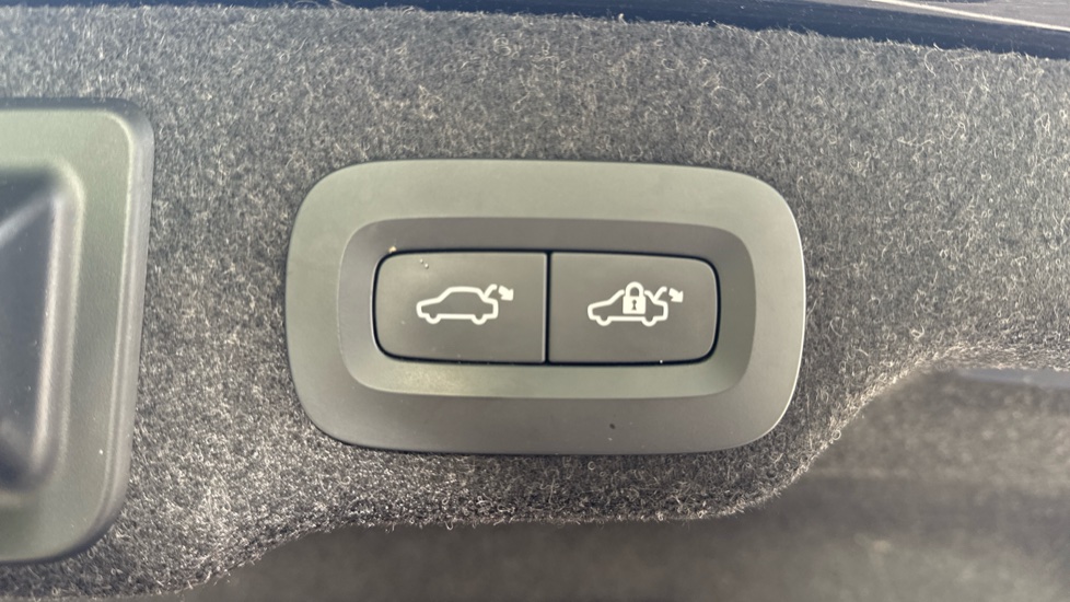 Volvo S90 2.0 T8 Recharge PHEV Inscription 4dr AWD Auto Saloon - Image 34