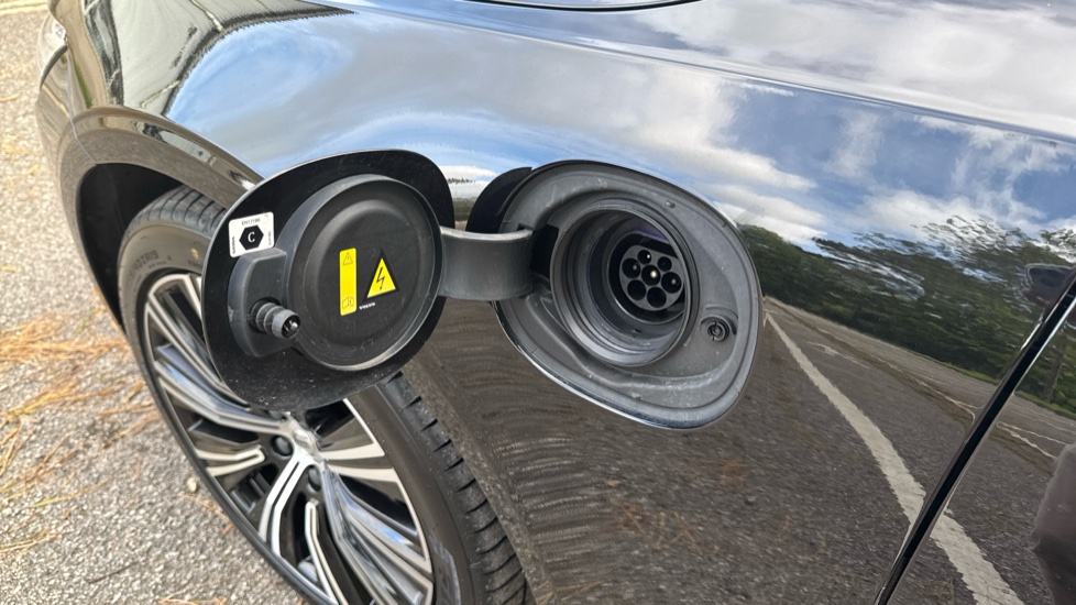 Volvo S90 2.0 T8 Recharge PHEV Inscription 4dr AWD Auto Saloon - Image 43