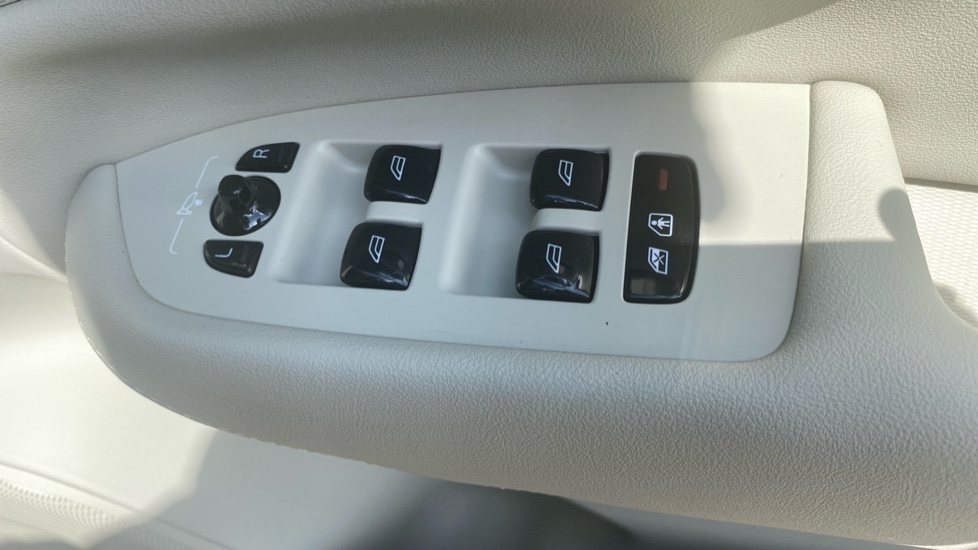 Volvo XC90 2.0 T8 PHEV Plus Dark 5dr AWD Geartronic Estate - Image 24