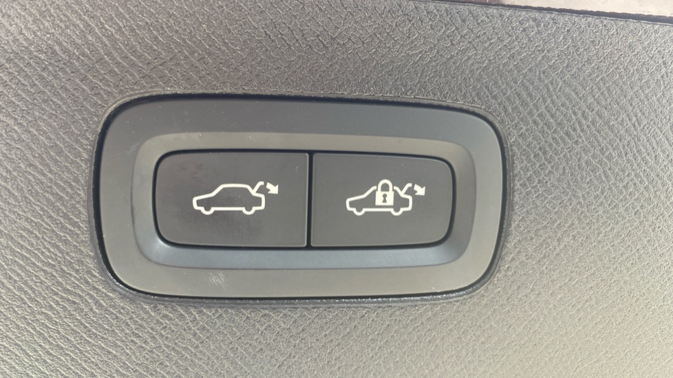 Volvo XC90 2.0 T8 PHEV Plus Dark 5dr AWD Geartronic Estate - Image 35