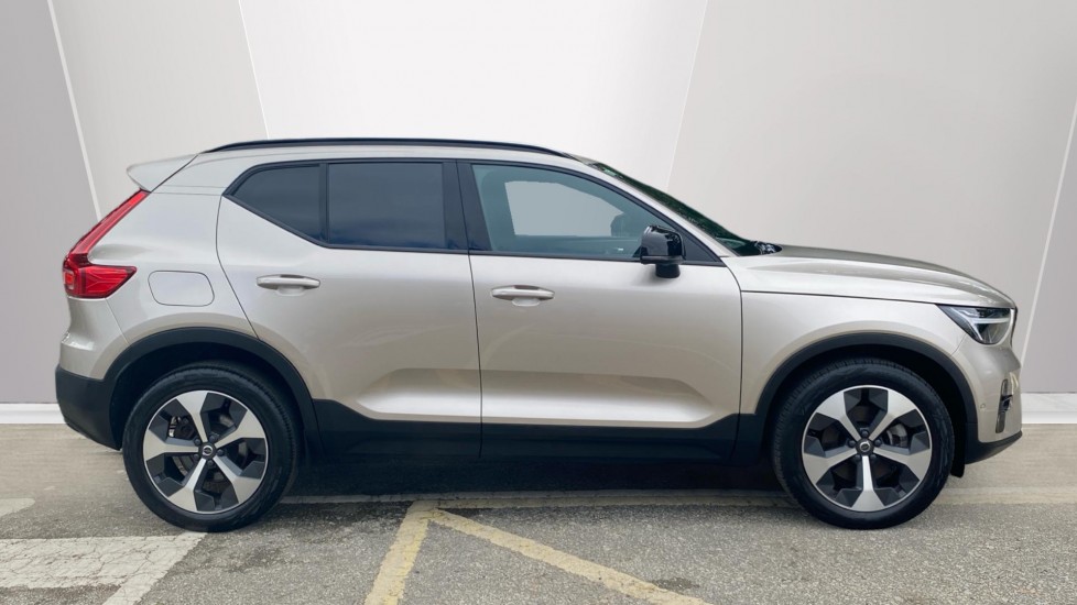 Volvo XC40 2.0 B4P Ultimate Dark 5dr Auto Petrol Estate - Image 3