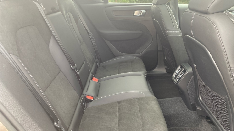 Volvo XC40 2.0 B4P Ultimate Dark 5dr Auto Petrol Estate - Image 6