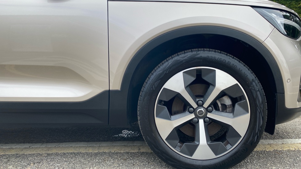 Volvo XC40 2.0 B4P Ultimate Dark 5dr Auto Petrol Estate - Image 9