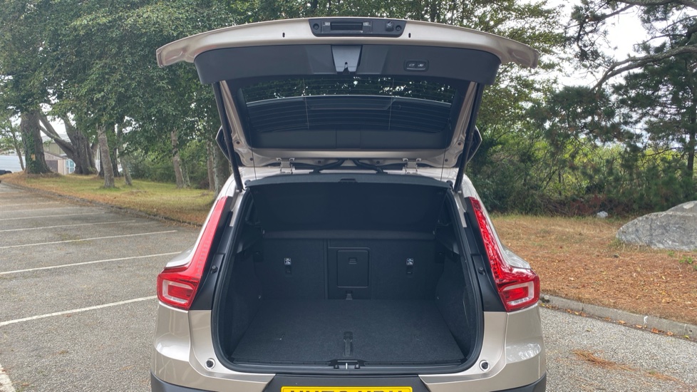 Volvo XC40 2.0 B4P Ultimate Dark 5dr Auto Petrol Estate - Image 13
