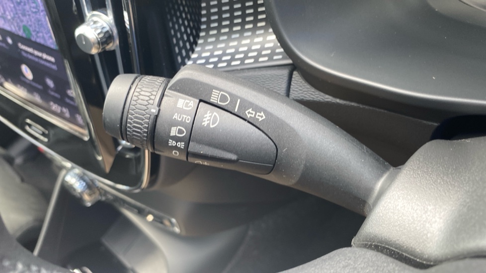 Volvo XC40 2.0 B4P Ultimate Dark 5dr Auto Petrol Estate - Image 20