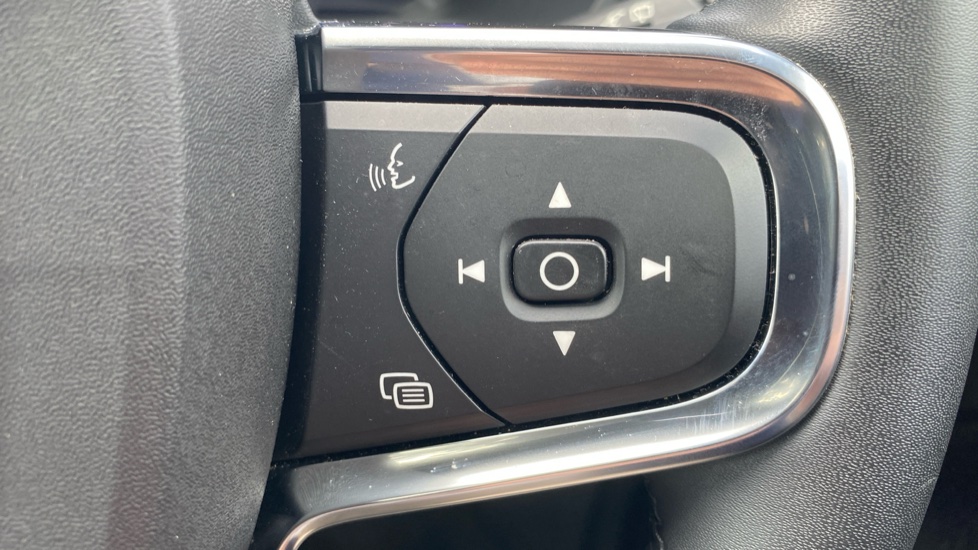 Volvo XC40 2.0 B4P Ultimate Dark 5dr Auto Petrol Estate - Image 22