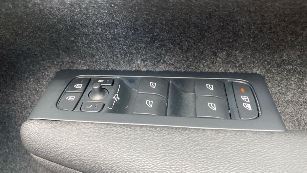 Volvo XC40 2.0 B4P Ultimate Dark 5dr Auto Petrol Estate - Image 24