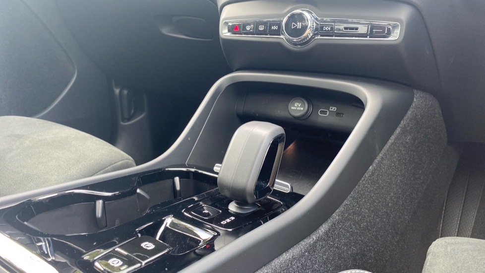 Volvo XC40 2.0 B4P Ultimate Dark 5dr Auto Petrol Estate - Image 26