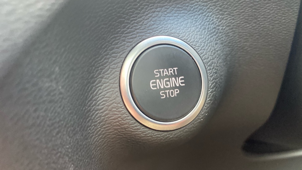 Volvo XC40 2.0 B4P Ultimate Dark 5dr Auto Petrol Estate - Image 27
