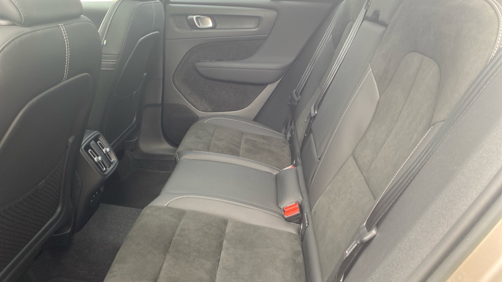 Volvo XC40 2.0 B4P Ultimate Dark 5dr Auto Petrol Estate - Image 33