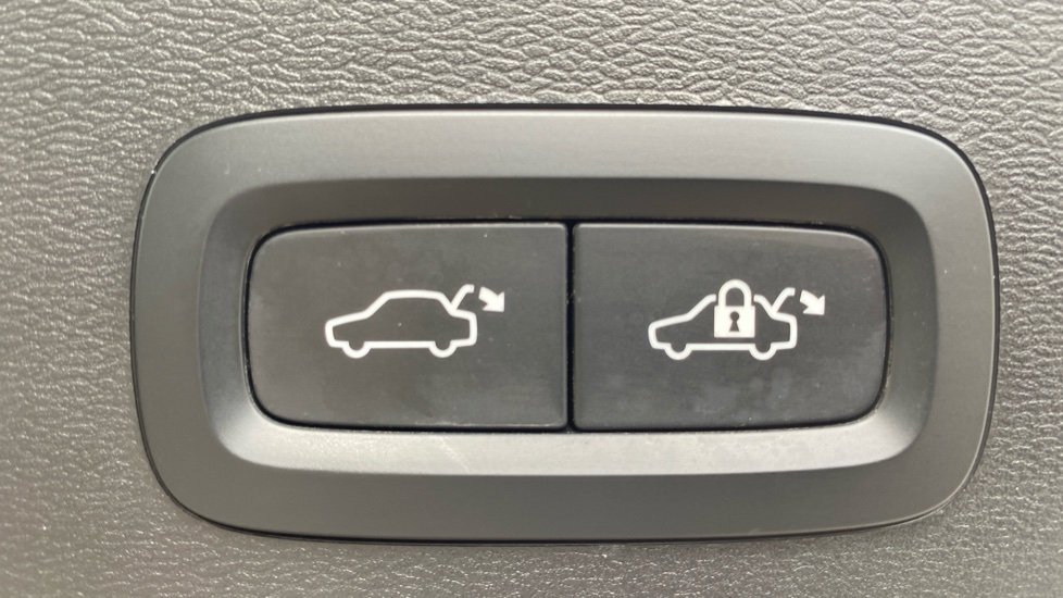 Volvo XC40 2.0 B4P Ultimate Dark 5dr Auto Petrol Estate - Image 35