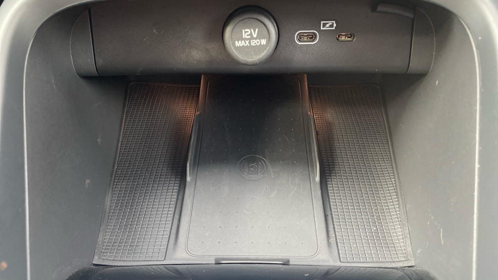 Volvo XC40 2.0 B4P Ultimate Dark 5dr Auto Petrol Estate - Image 36