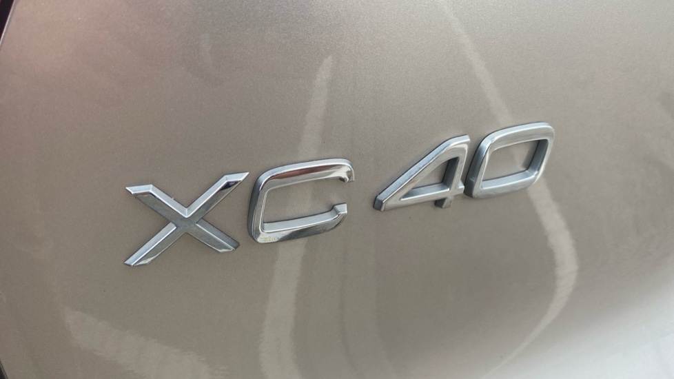 Volvo XC40 2.0 B4P Ultimate Dark 5dr Auto Petrol Estate - Image 43