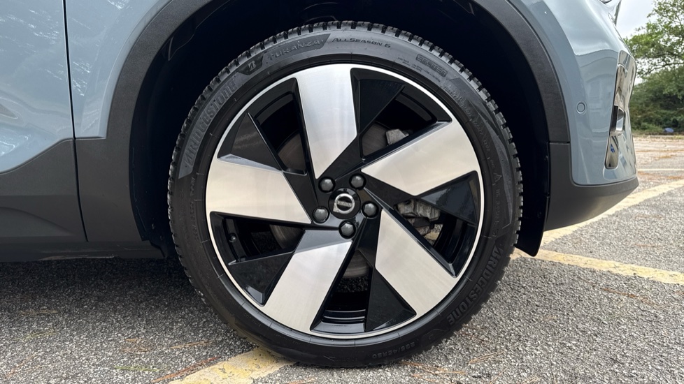 Volvo C40 300kW Recharge Twin Ultimate 78kWh 5dr AWD Auto Electric Estate - Image 9