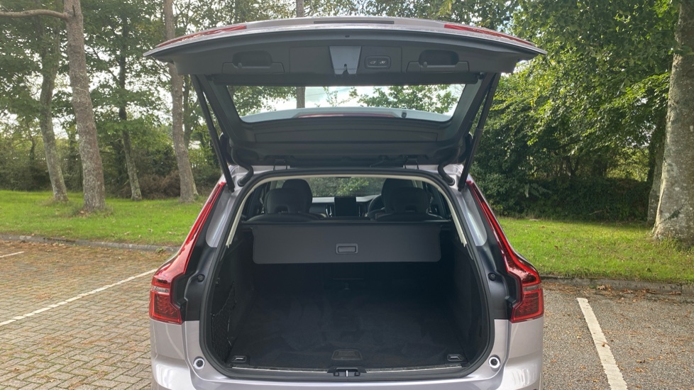 Volvo XC60 2.0 B5P Plus Dark 5dr AWD Geartronic Petrol Estate - Image 13