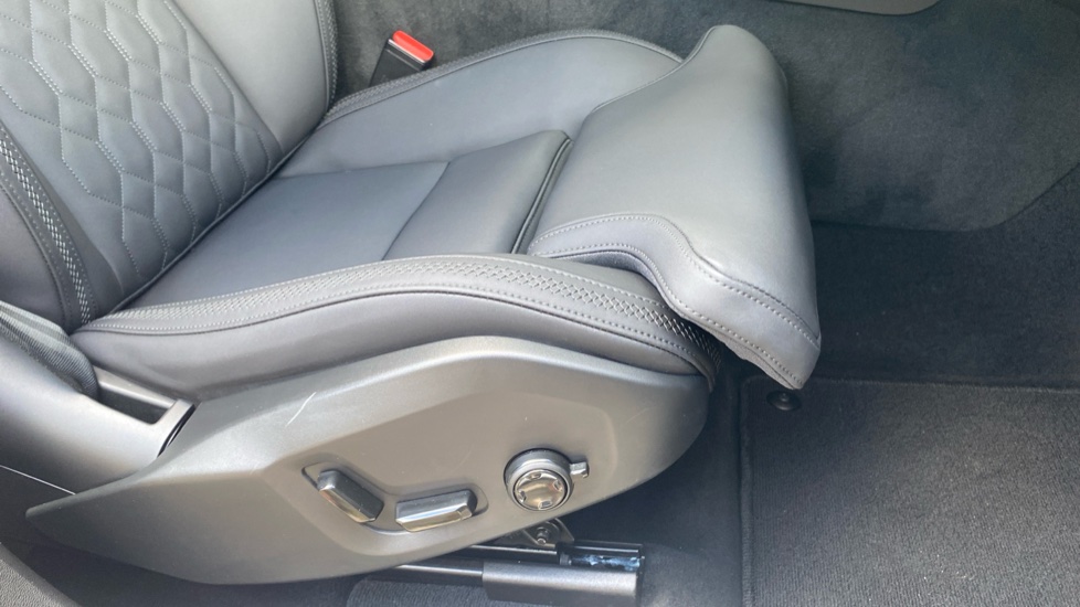 Volvo XC60 2.0 B5P Plus Dark 5dr AWD Geartronic Petrol Estate - Image 30