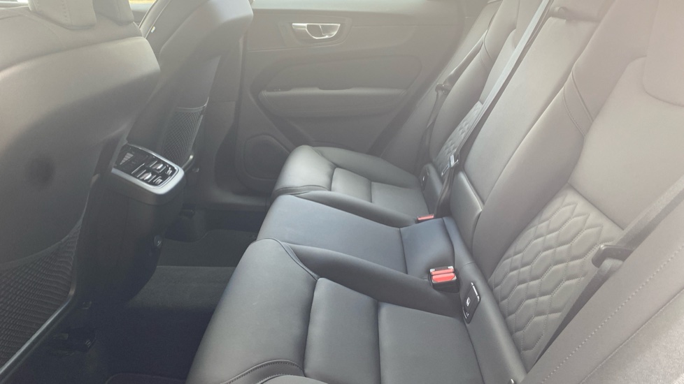 Volvo XC60 2.0 B5P Plus Dark 5dr AWD Geartronic Petrol Estate - Image 33