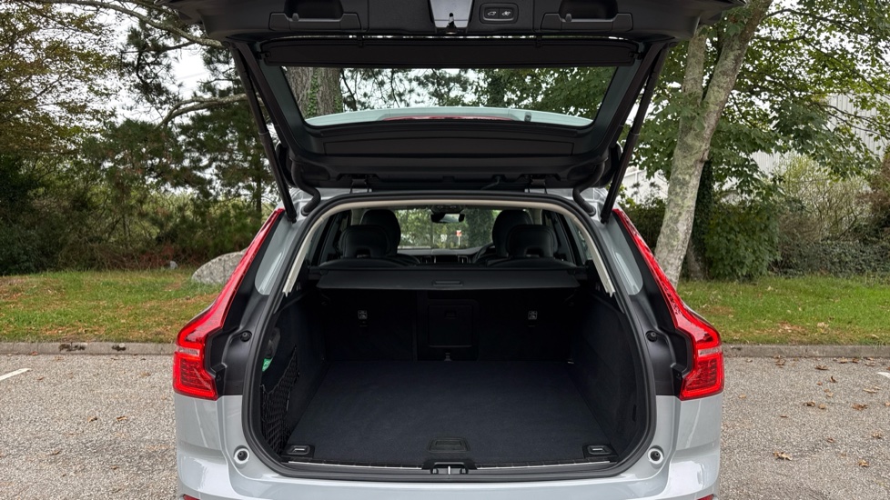 Volvo XC60 2.0 B5P Plus Dark 5dr AWD Geartronic Petrol Estate - Image 13